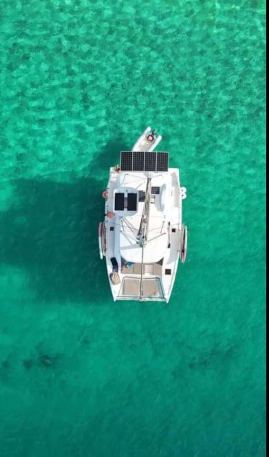 Top-down aerial of the Leopard 40 on bright shallows